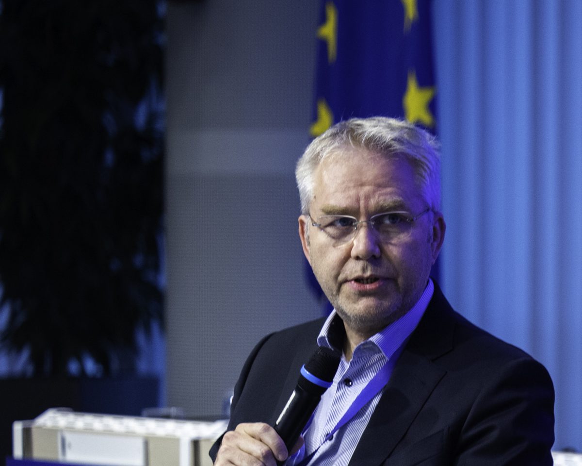 Rob van Eijk moderating a panel at Data Protection Day 2026 in Brussels
